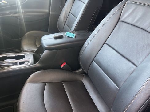 Used 2021 Chevrolet Equinox Premier w/ Redline Edition image 8