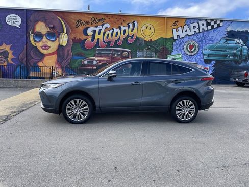 Used 2023 Toyota Venza Limited image 2