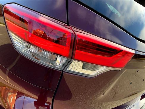 Used 2019 Toyota Highlander Limited image 26