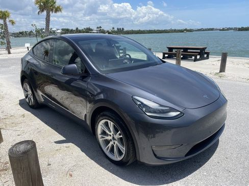 Used 2023 Tesla Model Y AWD image 27