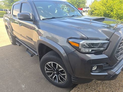 Used 2022 Toyota Tacoma TRD Sport w/ Technology Package RWD image 2
