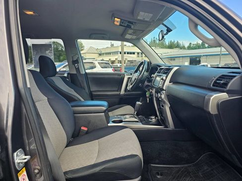 Used 2015 Toyota 4Runner SR5 AWD/4WD image 10