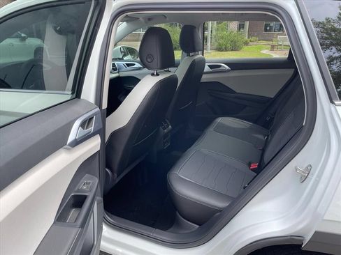New 2026 Volkswagen Taos SE FWD image 8