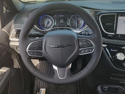 New 2026 Chrysler Pacifica Select image 17