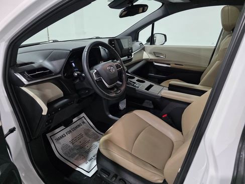 Used 2021 Toyota Sienna Limited image 16