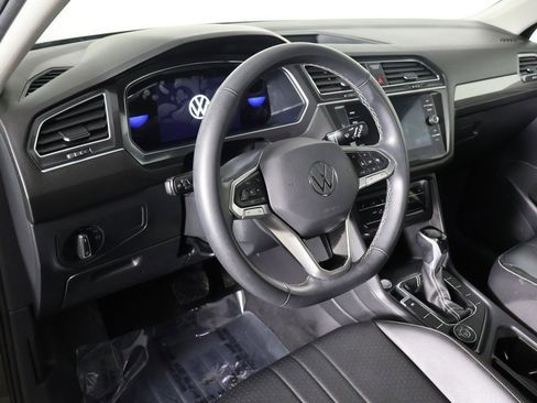 Used 2022 Volkswagen Tiguan SE w/ Panoramic Sunroof Package image 26