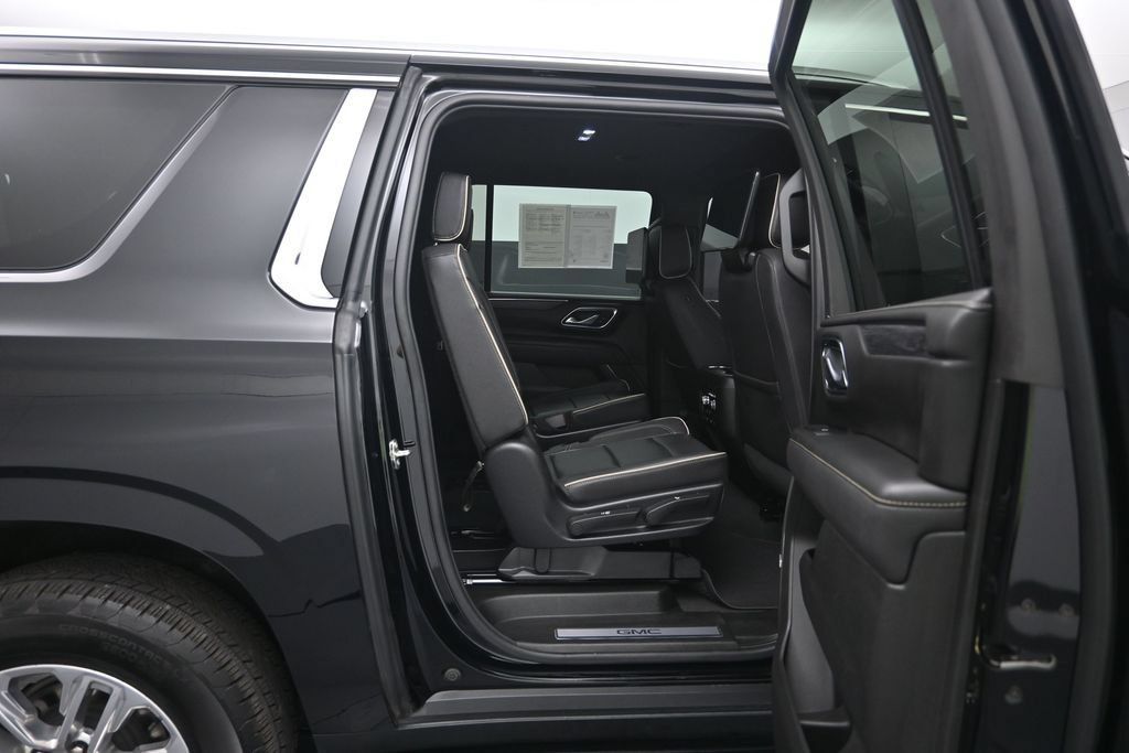 Used 2023 GMC Yukon XL SLT w/ SLT Luxury Package AWD/4WD image 28