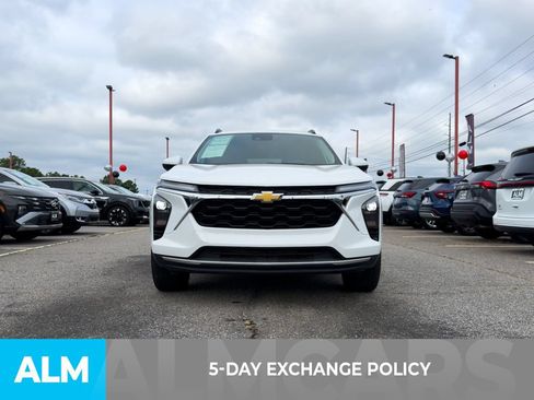 Used 2025 Chevrolet Trax LT FWD image 3