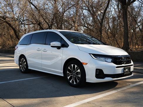 Used 2025 Honda Odyssey Elite image 2