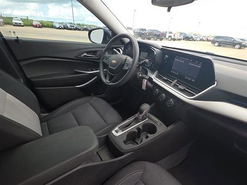Used 2024 Chevrolet Trax LS w/ LS Convenience Package FWD image 11