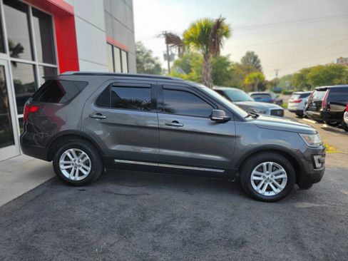 Used 2017 Ford Explorer XLT FWD image 7