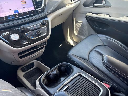 Used 2023 Chrysler Pacifica Touring-L AWD/4WD image 24