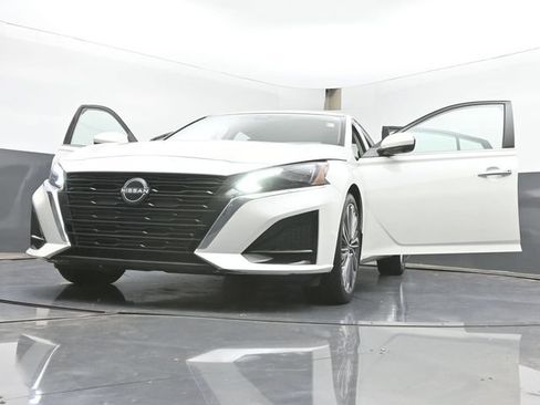Used 2025 Nissan Altima 2.5 SL FWD image 53