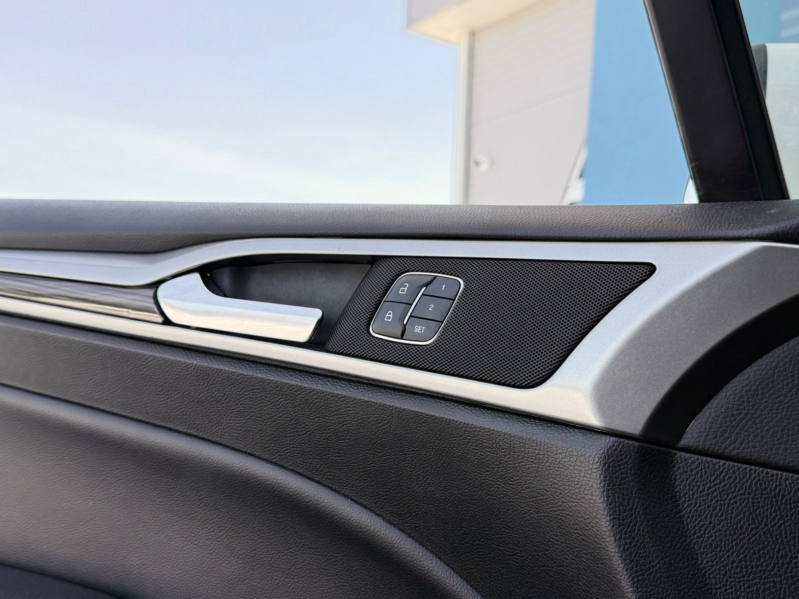 Used 2018 Ford Fusion SE w/ Equipment Group 602A FWD image 15