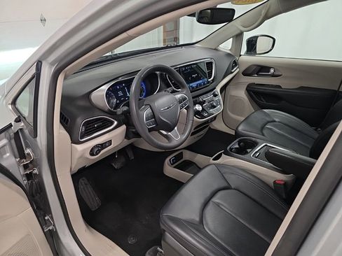 Used 2024 Chrysler Pacifica Touring-L image 13