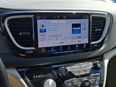 Used 2024 Chrysler Pacifica Touring-L FWD image 18
