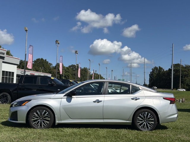 Used 2025 Nissan Altima 2.5 SV FWD image 11