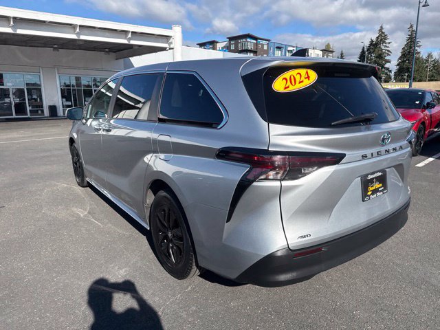 Used 2024 Toyota Sienna LE AWD/4WD image 9