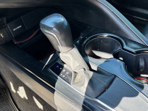 Used 2020 Toyota Camry SE FWD image 12