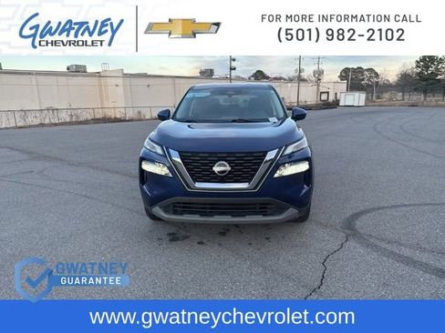 Used 2023 Nissan Rogue SV image 2