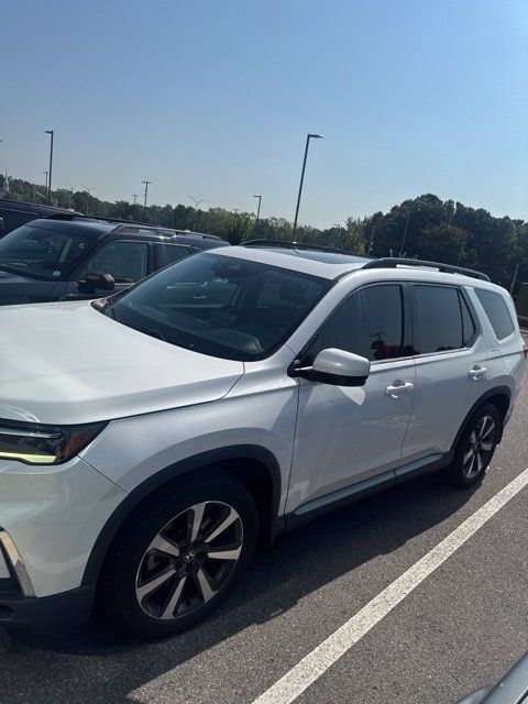 Used 2023 Honda Pilot Touring image 1