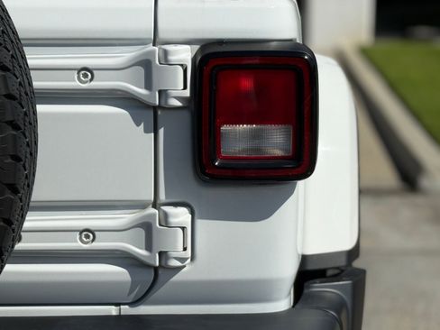 Used 2020 Jeep Wrangler Unlimited Sahara image 15