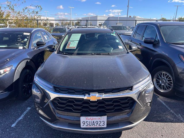 Used 2025 Chevrolet Trax LT w/ LT Convenience Package FWD image 2