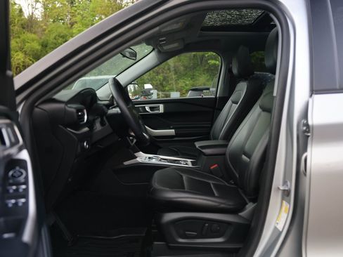Used 2023 Ford Explorer XLT w/ Equipment Group 202A AWD/4WD image 19