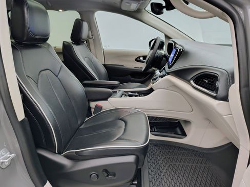 Used 2024 Chrysler Pacifica Limited w/ Trailer Tow Group image 29