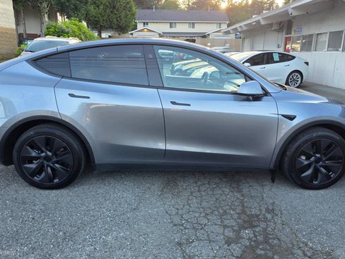 Used 2024 Tesla Model Y Long Range AWD/4WD image 4
