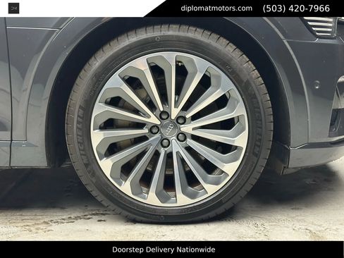 Used 2019 Audi e-tron Prestige w/ Prestige Package image 43