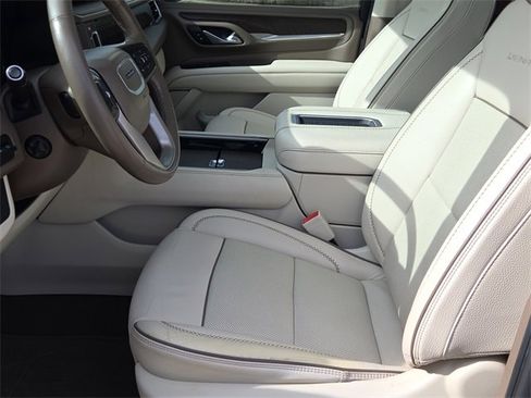 Used 2021 GMC Yukon XL Denali w/ Denali Premium Package image 18