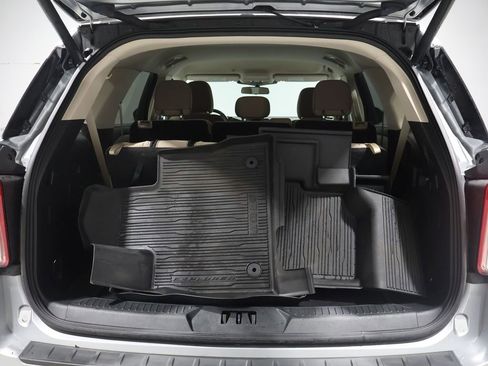 Used 2022 Ford Explorer XLT image 19