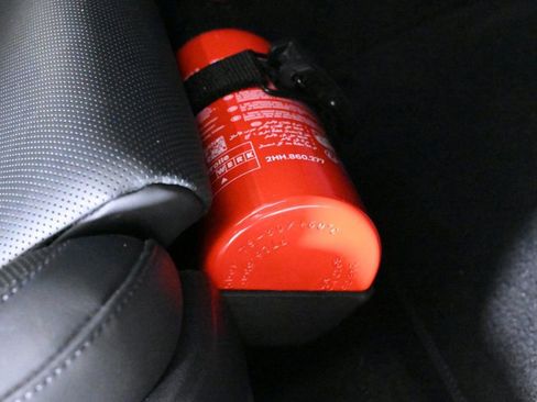 Certified 2025 Porsche Macan 4 Electric image 25