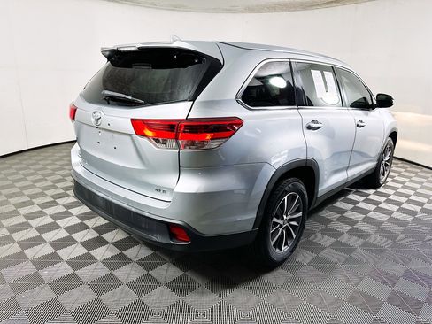 Used 2019 Toyota Highlander XLE FWD image 3