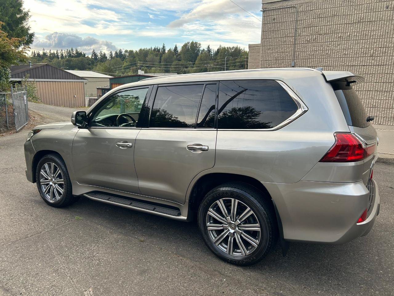 Used 2016 Lexus LX 570 4WD w/ Luxury Package image 7