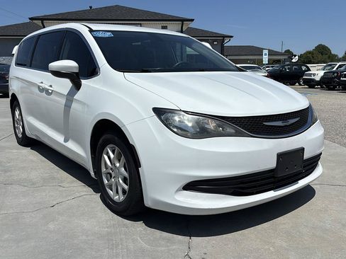 Used 2017 Chrysler Pacifica LX FWD image 2