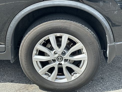 Used 2018 Nissan Rogue SV image 11