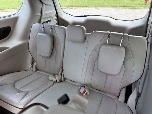 Used 2017 Chrysler Pacifica Limited w/ UConnect Theater Package FWD image 12