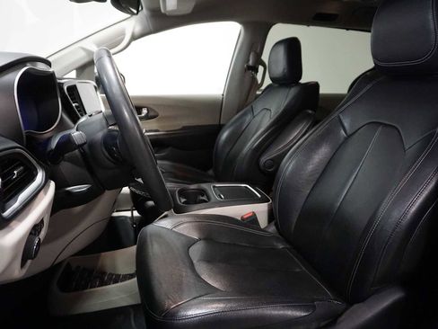 Used 2022 Chrysler Pacifica Touring-L image 13