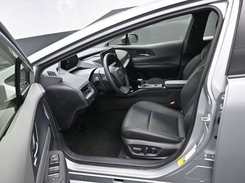 Used 2024 Toyota Prius XLE image 9