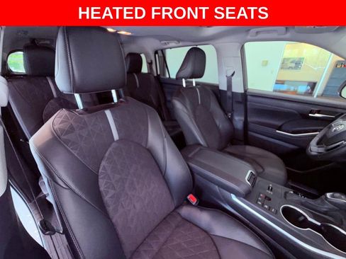 Used 2025 Toyota Highlander XLE AWD/4WD image 11