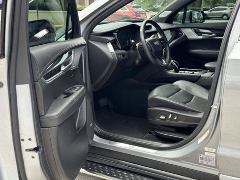 Used 2025 Cadillac XT6 Premium Luxury FWD image 13