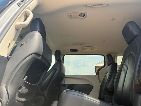 Used 2017 Chrysler Pacifica Touring-L image 49