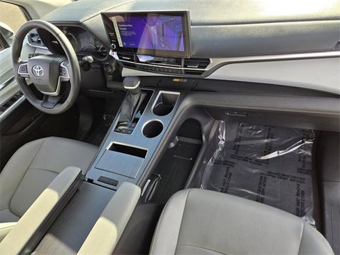 Used 2025 Toyota Sienna XLE image 19