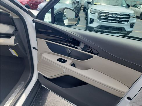 New 2025 Lincoln Nautilus Premier image 24