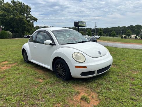 Used 2010 Volkswagen Beetle Coupe FWD image 3