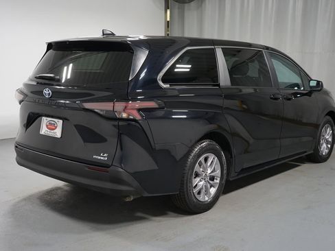 Certified 2024 Toyota Sienna LE image 8