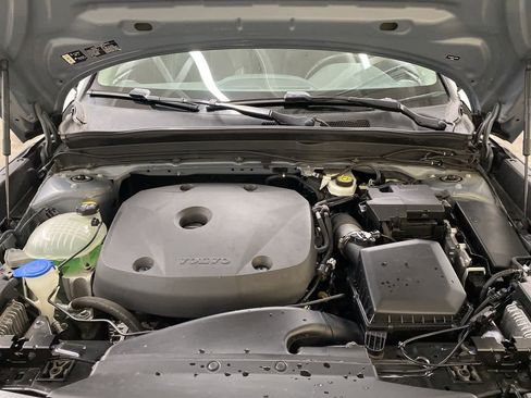 Used 2020 Volvo XC40 T5 Momentum w/ Protection Package Premier image 13