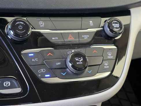Used 2021 Chrysler Voyager Lxi image 22